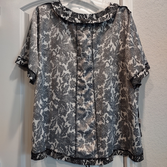 Lane Bryant Size 26/28 Lace Floral pattern Short Sleeve Lace Up Back Top Blouse - Picture 10 of 13